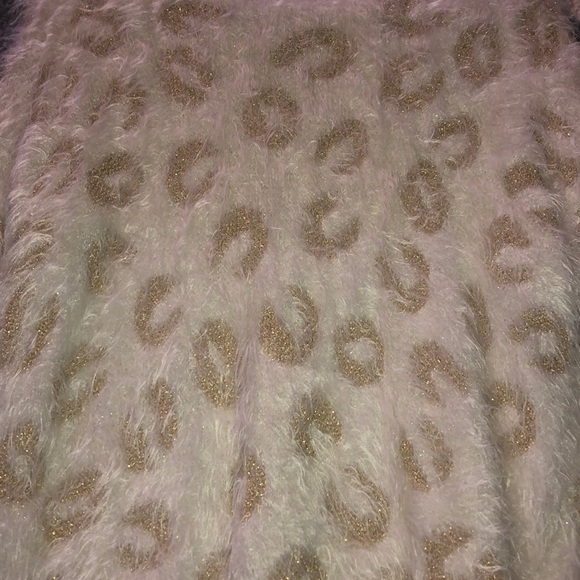 Fuzzy sweater 🧣 - Picture 2 of 3